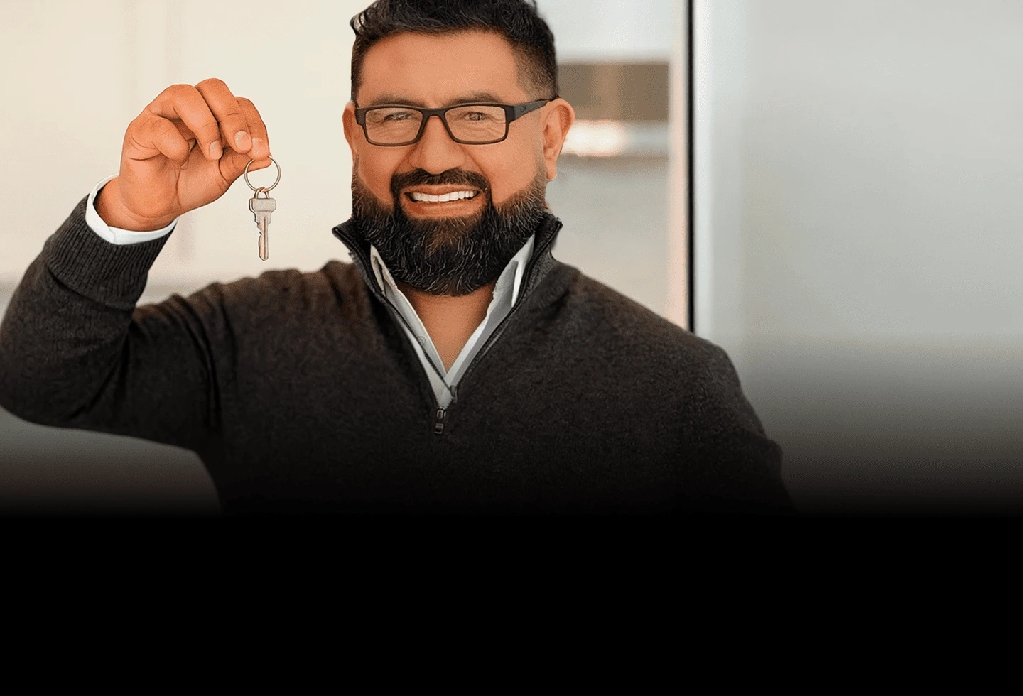 Eduardo Camargo sonriendo y mostrando las llaves de una nueva casa