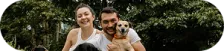 Familia hispana feliz en su nuevo hogar