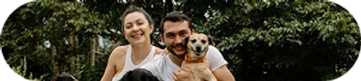 Familia hispana feliz en su nuevo hogar